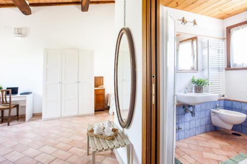 een badkamer met een wastafel en een spiegel bij Agriturismo Fontetrilla in Orbetello