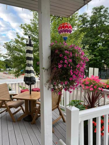 Ein Garten an der Unterkunft Mill Creek Hotel