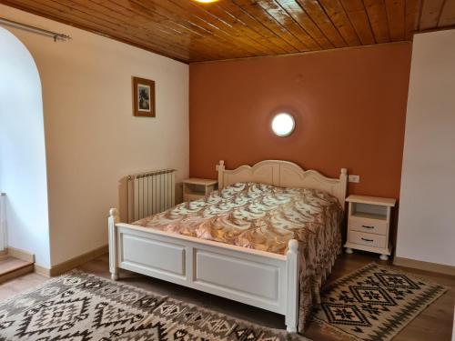 ein Schlafzimmer mit einem Bett und einer Holzdecke in der Unterkunft Villa Ramona SPA in Gura Humorului