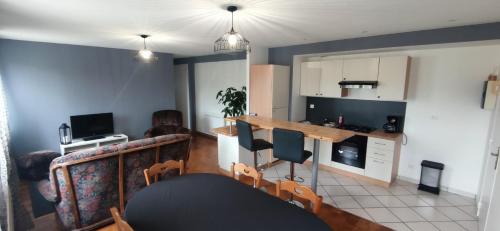 cocina y sala de estar con mesa y sillas en Le Relais de La Poste 2, en Colombey-les-deux-Églises