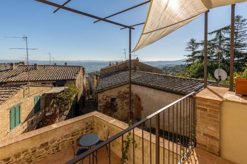 een uitzicht vanaf het balkon van een gebouw bij Casa Mustiola in Montalcino