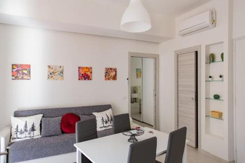 een woonkamer met een bank en een tafel bij Modern Apartment near Ponte Vecchio. in Florence