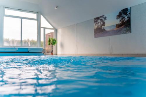 Bazén v ubytování Die Ostseeperle mit Pool nebo v jeho okolí