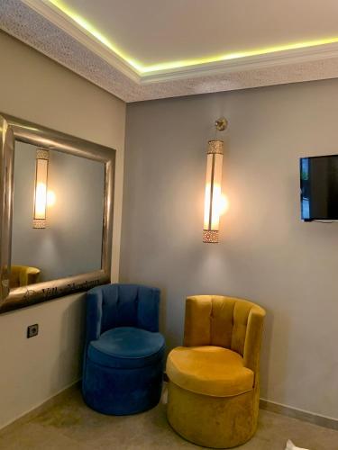 a waiting room with two chairs and a mirror at Villa Margaux in Essaouira