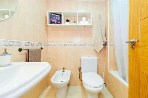 Bilik mandi di Ca Martina I Apartamento ideal con gran terraza cerca del mar