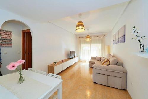 - un salon avec un canapé et une table dans l'établissement Ca Martina I Apartamento ideal con gran terraza cerca del mar, à Santa Pola
