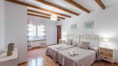 A bed or beds in a room at Casa La Sombra de la Parra Antequera - La Higuera by Ruralidays