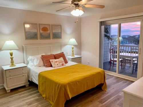 Ένα ή περισσότερα κρεβάτια σε δωμάτιο στο 3 Bedroom Condo, Ocean Views & Short Walk to Beach!