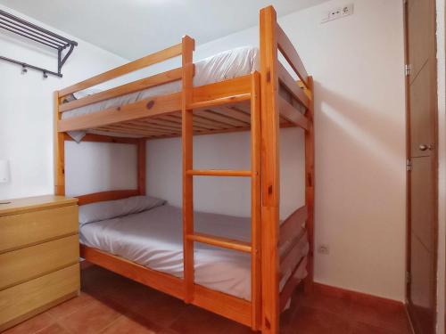 een stapelbed in een kamer met een stapelbed in een slaapkamer bij Estudio venus in Sierra Nevada