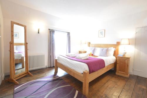 オールドバラにあるTiger Villa, Aldeburghのベッドルーム1室(ベッド1台、大きな窓付)
