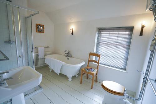 オールドバラにあるTiger Villa, Aldeburghのバスルーム(バスタブ、トイレ、シンク付)