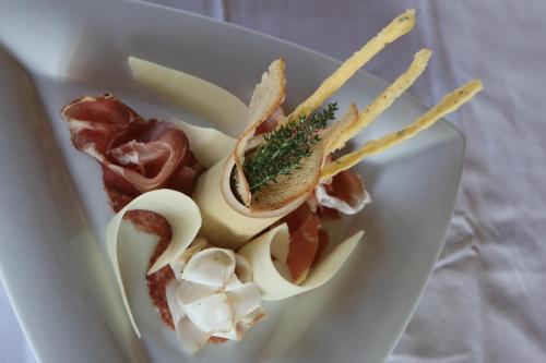 ホテルの敷地内または近くでの食事または食べ物