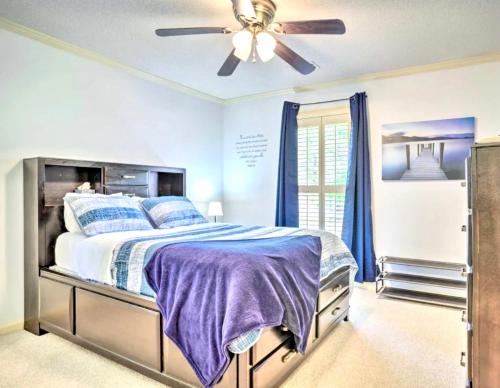 een slaapkamer met een bed en een plafondventilator bij Comfortable and Pleasant 4 Bedroom Home in Memphis