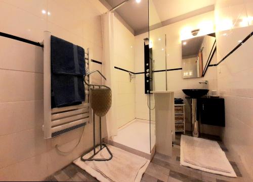 ein Bad mit einer Dusche und einer Glastür in der Unterkunft Domaine Pastel in Besson