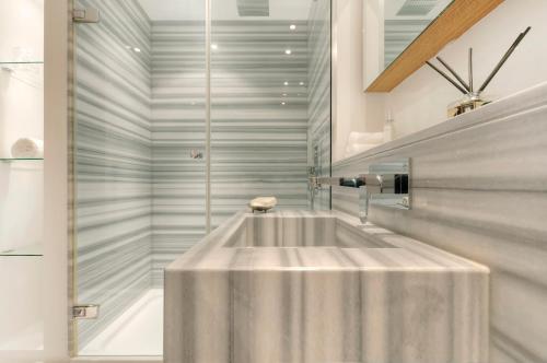 bagno con lavandino e doccia di Hi-End 2BR, 2BR Apt, Heart of Canary Wharf a Londra