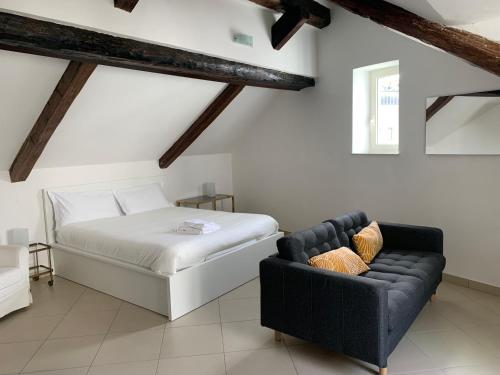 a bedroom with a bed and a couch at Folle Città B&B in Naples