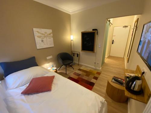 Postel nebo postele na pokoji v ubytování Hotel Hessischer Hof