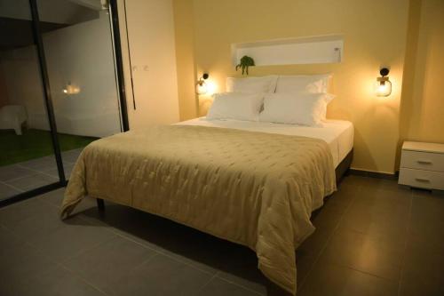 a bedroom with a large bed with white sheets and pillows at Lodge Palmeraie & son Jacuzzi exclusif in Matoury