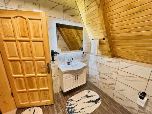 y baño con lavabo y espejo. en Tenta bungalov en Rize