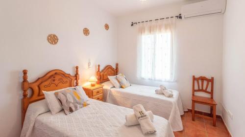 1 dormitorio con 2 camas y ventana en Casa Villalba Almachar by Ruralidays, en Almáchar