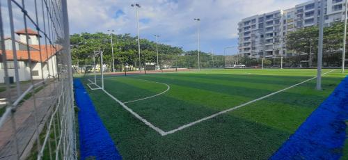 a soccer field with blue paint on the side of a building at Peñazul La Aldea Condominio en Ricaurte Campestre - Apartamento con vista a piscinas in Ricaurte