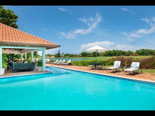 Bazén v ubytování Srvittinivilla Llg61 Casa de Campo Resorts Comfortable Villa with LakePerf Loc nebo v jeho okolí