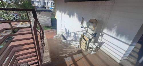 a shadow of a chair on the side of a building at Peñazul La Aldea Condominio en Ricaurte Campestre - Apartamento con vista a piscinas in Ricaurte