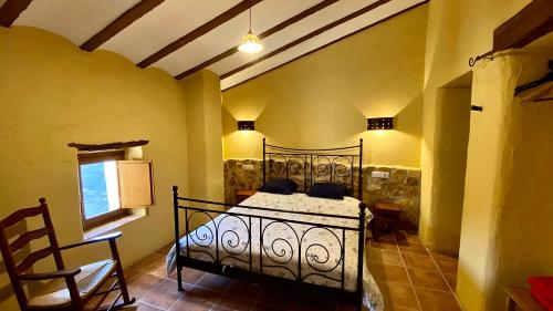 een slaapkamer met een bed in een kamer bij Casas Rurales Cortijo Leontino in Taberno