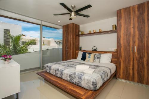 um quarto com uma cama e uma ventoinha de tecto em Moderno departamento cerca de la playa y la 5 Ave em Playa del Carmen