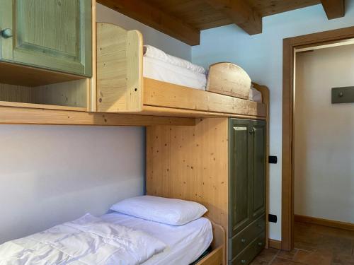 Litera en habitación con litera gmaxwell gmaxwell gmaxwell en Panorama Sozzine, en Ponte di Legno