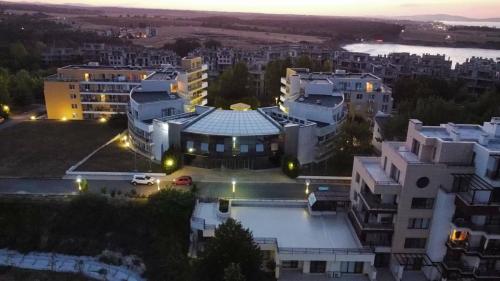 una vista aérea de un edificio por la noche en Dima Popova Apartments, en Tsarevo