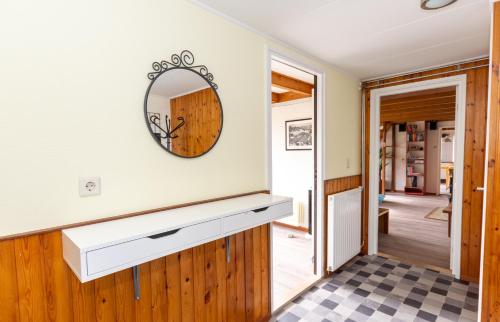 een kamer met een spiegel aan de muur en een geruite vloer bij Vakantiehuis met fraai uitzicht in Echten