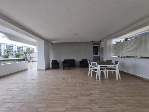 - un salon avec une table et des chaises dans l'établissement SUITE GENTILE, à Bari