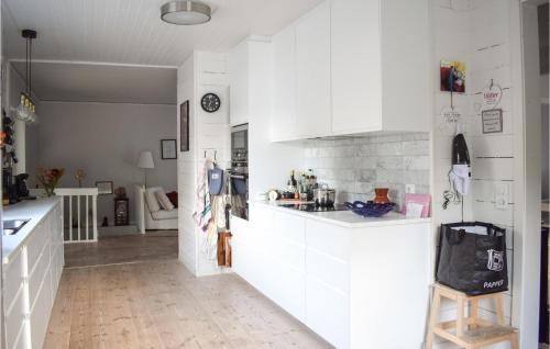 Kuchyň nebo kuchyňský kout v ubytování Awesome Home In Kalmar With Wifi