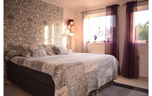 Un pat sau paturi într-o cameră la Awesome Home In Kalmar With Wifi