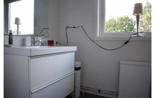 O bucătărie sau chicinetă la Awesome Home In Kalmar With Wifi