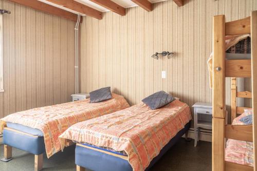 - une chambre avec 2 lits et des lits superposés dans l'établissement Gite la LITBERE, à Campan