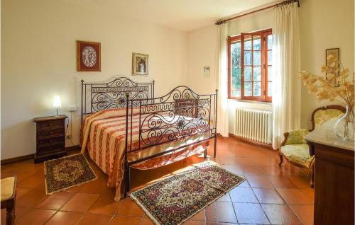 Кровать или кровати в номере Cozy Home In Santandrea A Pigli With Wifi