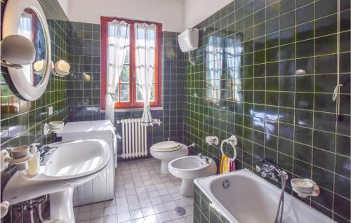 Ванная комната в Cozy Home In Santandrea A Pigli With Wifi