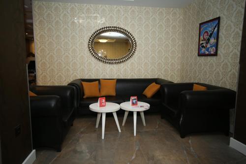 Χώρος καθιστικού στο Grand Silay Hotel