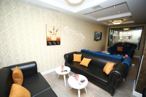 Χώρος καθιστικού στο Grand Silay Hotel