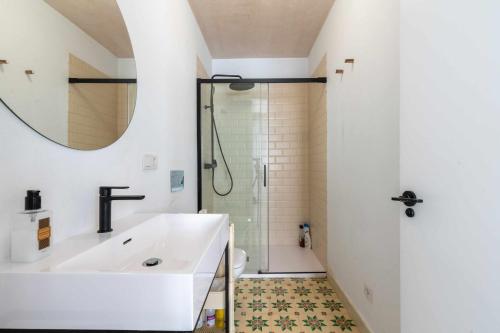 y baño con lavabo y ducha. en Erizo 3 loft diafáno en el Centro Histórico, en Tarifa
