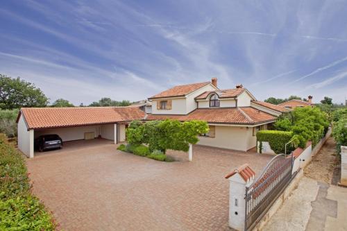 an aerial view of a house with a driveway at Villa Aurata in Ližnjan (Haus für 8-9 Personen) in Ližnjan