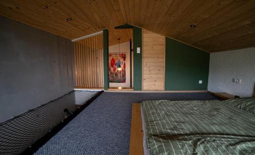 een lege kamer met een bed in het midden bij Panorama / TinyHouse in Podbrezová