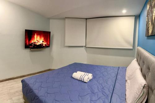 波哥大的住宿－3210 Luxury Room in Bogotá，一间设有床铺和墙上电视的客房