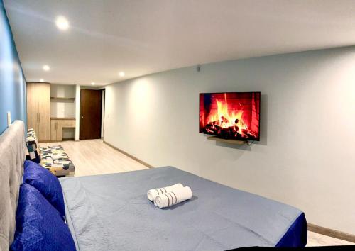 波哥大的住宿－3210 Luxury Room in Bogotá，卧室配有一张床铺,墙上设有壁炉