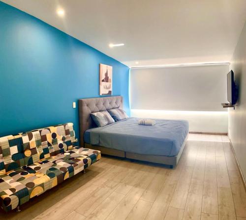 波哥大的住宿－3210 Luxury Room in Bogotá，蓝色的客房配有床和沙发