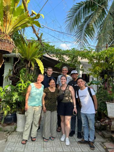 a group of people posing for a picture at BenTrestay in Giồng Tú Ðiền