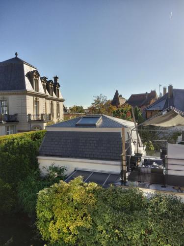 Blick auf ein Haus mit einem Dach in der Unterkunft Le jardin des roses in Colmar
