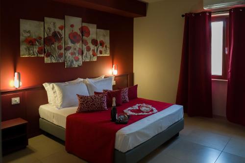 1 dormitorio con 1 cama con manta roja en Rosy's Rooms en Patrica